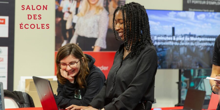 Sur le stand d'une école présente