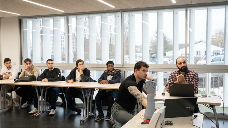 Etudiants de l'école travaillant en équipe