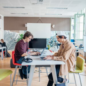 personnes travaillant sur un projet